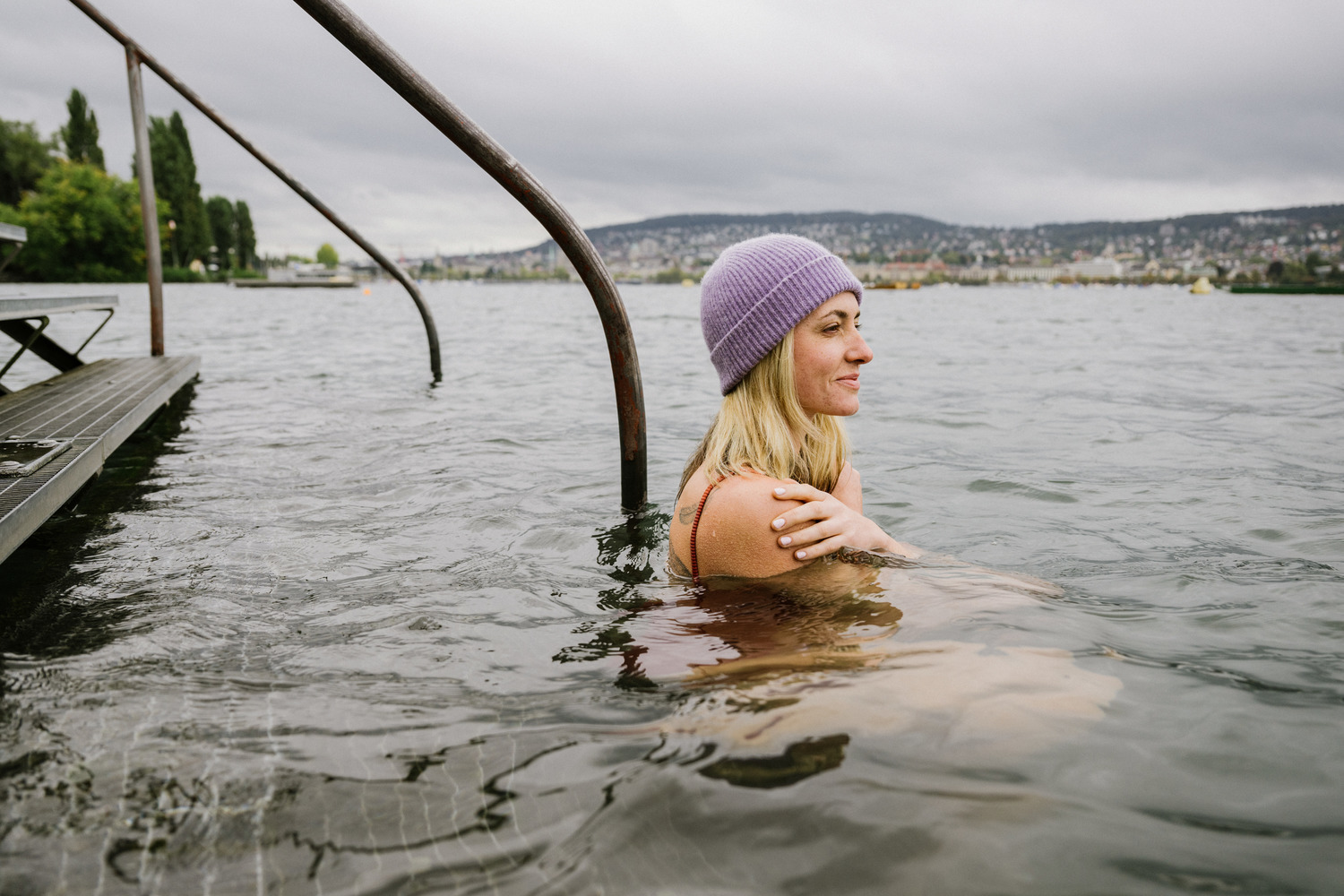 A guest relaxing in Lake Zurich's cold water during winter bathing